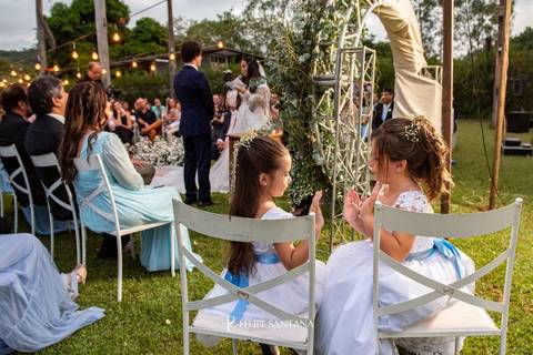 fotos da daminha no manto verde durante o casamento'