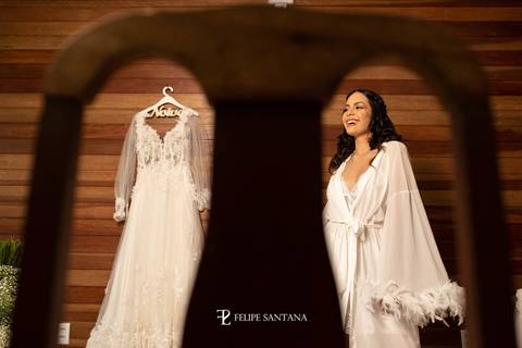 foto da noiva olhando para o vestido'