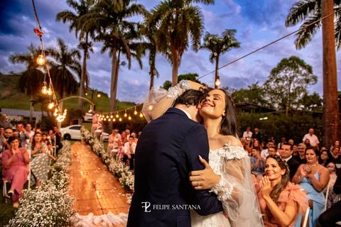 foto emocionante do noivo com a noiva no altar'
