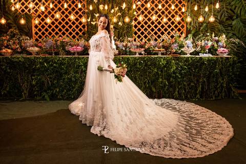 foto sozinha da noiva com vestido aberto '