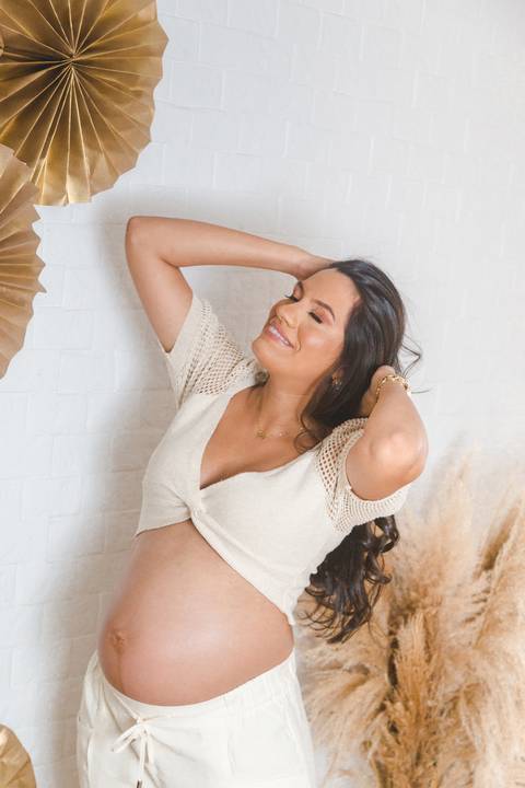 linda gestante fotografando em estudio em são luis'