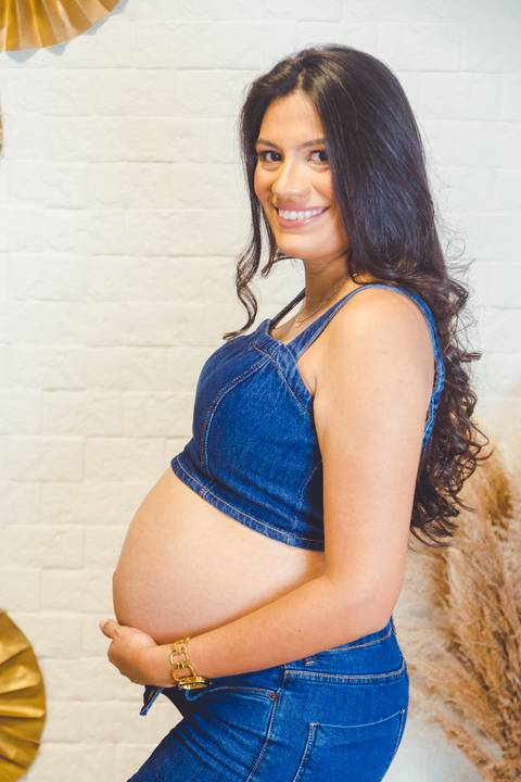 futura mamãe posando com sua barriga de 8 meses a espera do seu filho'