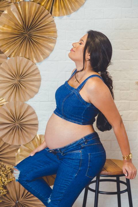 foto de lado da mamãe com 8 meses esperando seu filho'