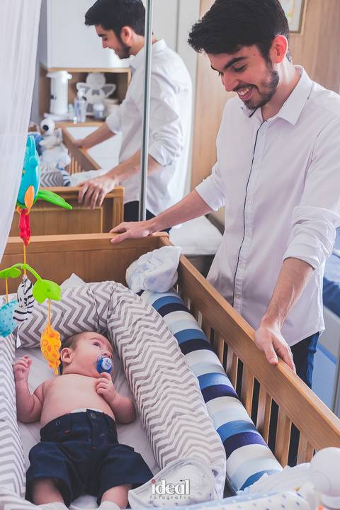 pai olhando orgulhoso para o filho'