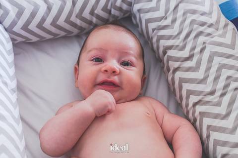 bebe sorrindo para o retrato infantil '