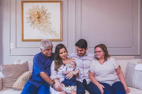 todos olhando para o bebê no ensaio infantil '