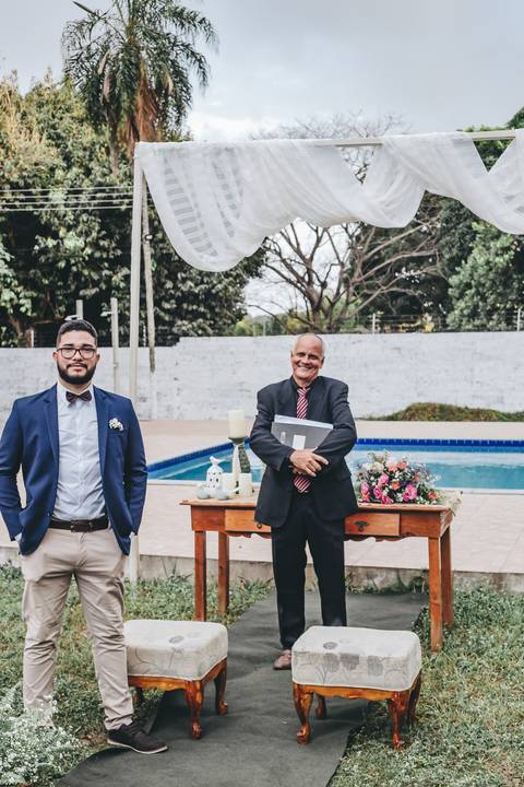 noivo esperando a noiva no altar'