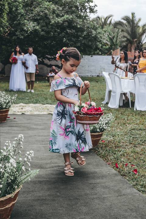fotografia de casamento ao ar livre jogando petalas de rosa para entrada da noiva'