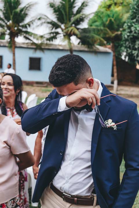 noivo chorando ao ver a noiva em casamento'