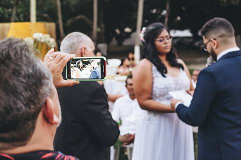 fotografia de convidado fotografando os noivos em seu casamento'