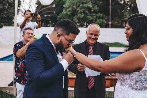 foto do noivo beijando a aliança na noiva  em casamento ao ar livre são luís'