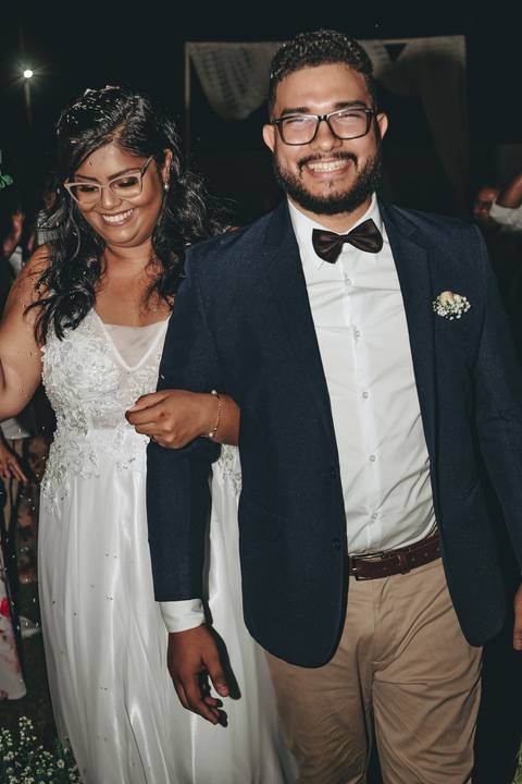 foto da saída do noivos agora casados em casamento ao ar livre são luís'