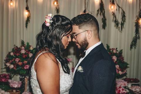 retrato dos noivos em casamento ao ar livre'