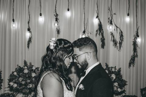 retrato dos noivos em casamento ao ar livre'