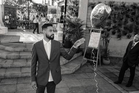 Noivo com balão representando mãe'