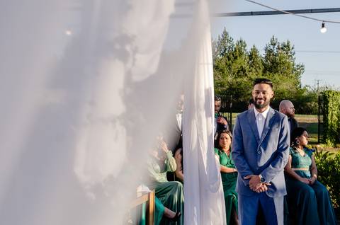 Noivo na entrada da noiva'