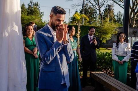 Noivo emocionado na entrada da noiva'