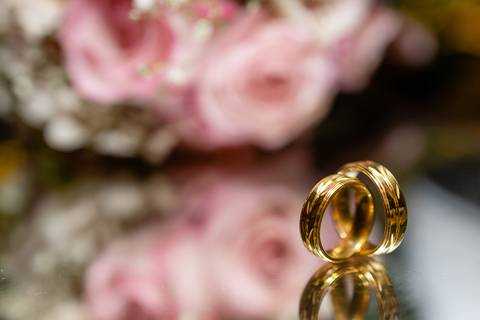 Detalhe das alianças de buquê'