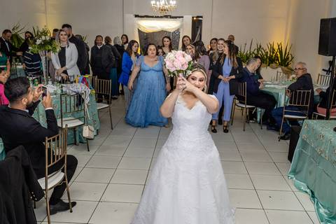 Noiva jogando o buquê'