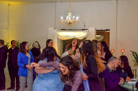 Noiva jogando o buquê'