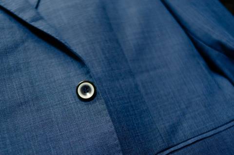 Detalhe da roupa do noivo'