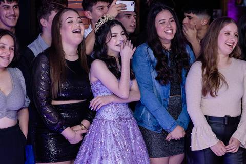 Debutante na festa com amigos'