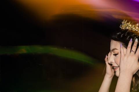 Debutante na sua festa com a coroa'