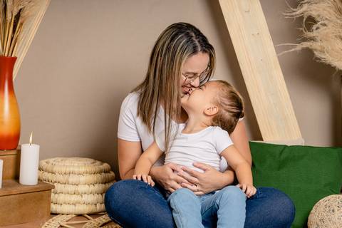 Especial de dia das mães, em estúdio, com cenário no estilo boho, em tons terrosos, feitas em Taquara com mãe e filha sorrindo olhando uma para a outra'