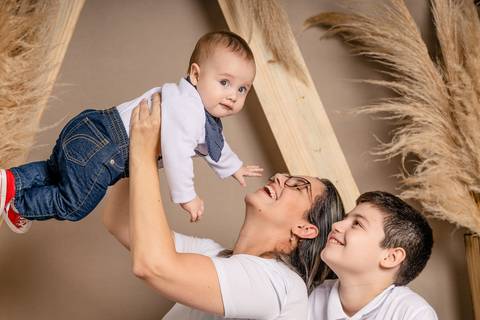 Especial de dia das mães, em estúdio, com cenário no estilo boho, em tons terrosos, feitas em Taquara com mãe e seus filhos brincando'