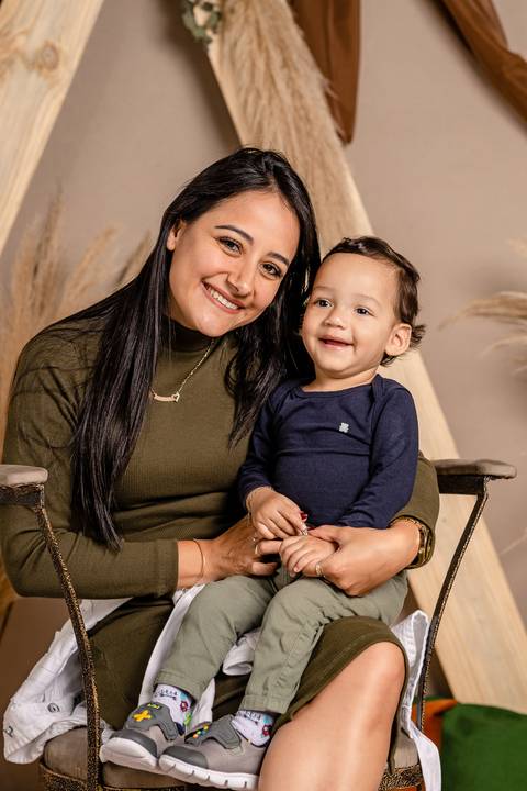 Especial de dia das mães, em estúdio, com cenário no estilo boho, em tons terrosos, feitas em Taquara com mãe e seu filho bebê sorrindo'