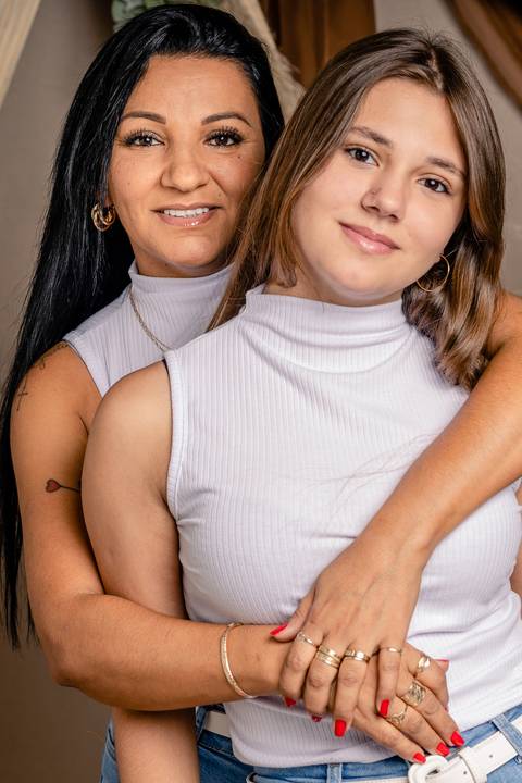 Especial de dia das mães, em estúdio, com cenário no estilo boho, em tons terrosos, feitas em Taquara com mãe e filha sorrindo'