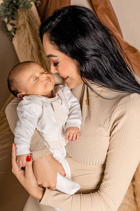 Especial de dia das mães, em estúdio, com cenário no estilo boho, em tons terrosos, feitas em Taquara com mãe e seu bebê de 1 mês'
