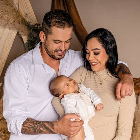 Especial de dia das mães, em estúdio, com cenário no estilo boho, em tons terrosos, feitas em Taquara com mãe, seu marido e seu filho de 1 mês'