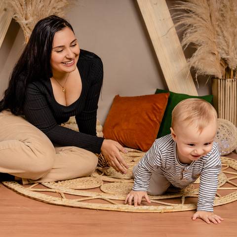 Especial de dia das mães, em estúdio, com cenário no estilo boho, em tons terrosos, feitas em Taquara com mãe e seu filho de 1 ano'