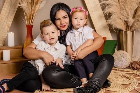 Especial de dia das mães, em estúdio, com cenário no estilo boho, em tons terrosos, feitas em Taquara com mãe e seus filhos pequenos'