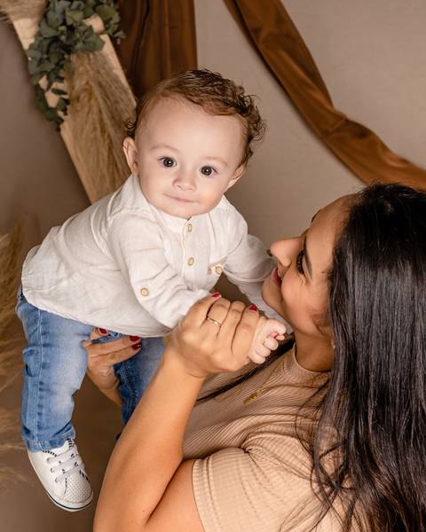 Especial de dia das mães, em estúdio, com cenário no estilo boho, em tons terrosos, feitas em Taquara com mãe e seu filho brincando'