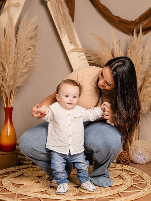 Especial de dia das mães, em estúdio, com cenário no estilo boho, em tons terrosos, feitas em Taquara com mãe e filho sorrindo'