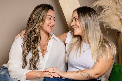 Especial de dia das mães, em estúdio, com cenário no estilo boho, em tons terrosos, feitas em Taquara com mãe e filha sorrindo olhando uma para a outra'
