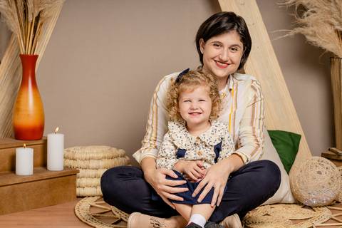 Especial de dia das mães, em estúdio, com cenário no estilo boho, em tons terrosos, feitas em Taquara com mãe e filha sorrindo'