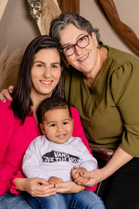 Especial de dia das mães, em estúdio, com cenário no estilo boho, em tons terrosos, feitas em Taquara com mãe, sua filha e seu neto'
