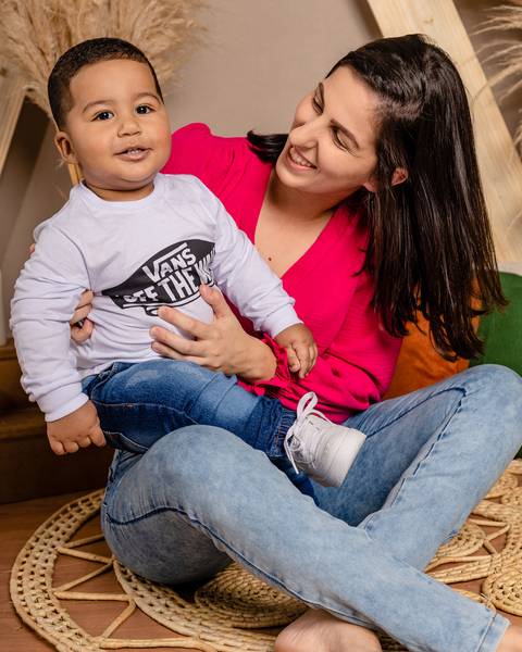Especial de dia das mães, em estúdio, com cenário no estilo boho, em tons terrosos, feitas em Taquara com mãe e filho de 1 ano sorrindo'