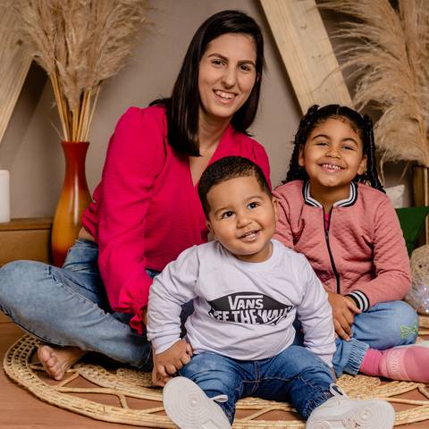 Especial de dia das mães, em estúdio, com cenário no estilo boho, em tons terrosos, feitas em Taquara com mãe e seus filhos sorrindo'