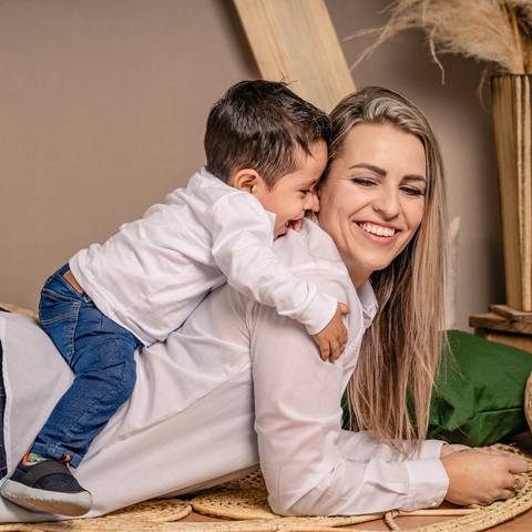 Especial de dia das mães, em estúdio, com cenário no estilo boho, em tons terrosos, feitas em Taquara com mãe e filho brincando'