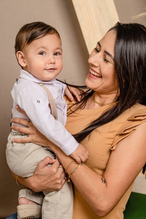 Especial de dia das mães, em estúdio, com cenário no estilo boho, em tons terrosos, feitas em Taquara com mãe e filho sorrindo'