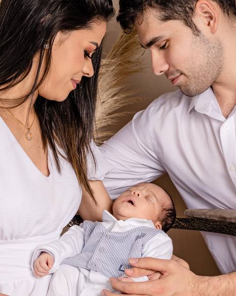 Especial de dia das mães, em estúdio, com cenário no estilo boho, em tons terrosos, feitas em Taquara com mãe com seu filho e seu marido'
