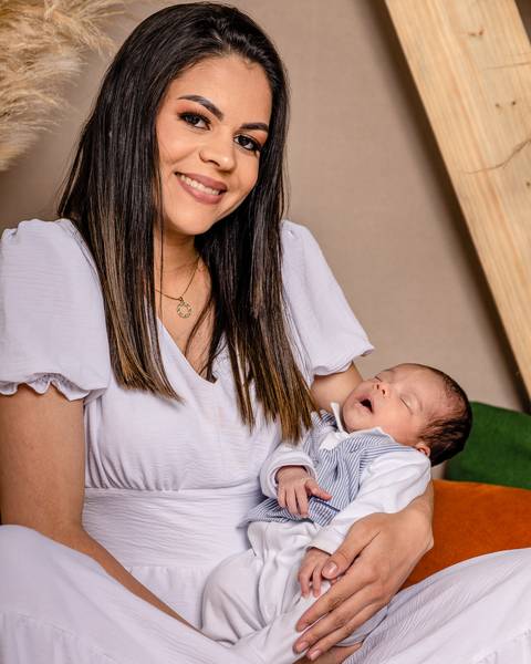 Especial de dia das mães, em estúdio, com cenário no estilo boho, em tons terrosos, feitas em Taquara com mãe e filho de 1 mês'