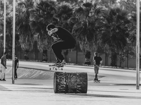 Homem pulando barril ao mandar um ollie no skate em skatepark em Goiânia'