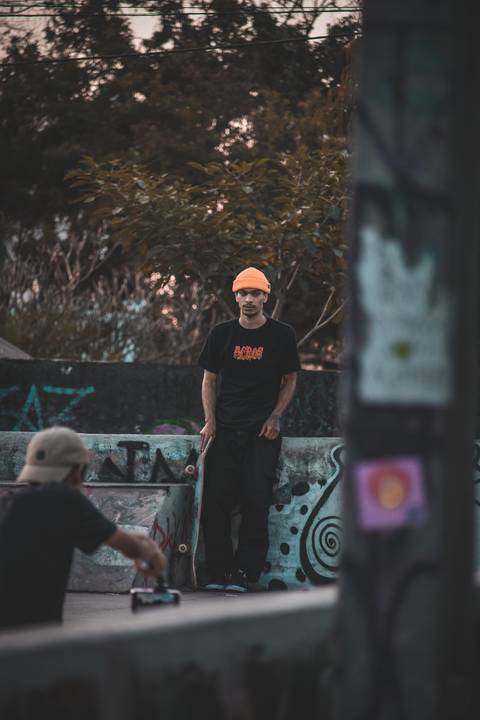 Skatista segurando o skate enquanto se prepara para uma manobra em quadrinha do Martim Cererê em Goiânia'