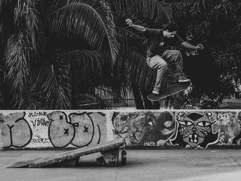Skatista mandando um ollie na quadrinha de skate do Martim Cerere em Goiânia'