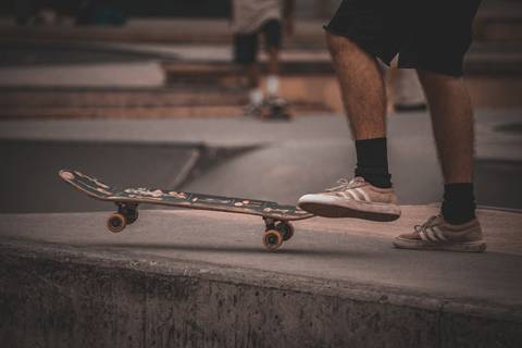 Skatista com skate no pé enquanto o skate flutua'
